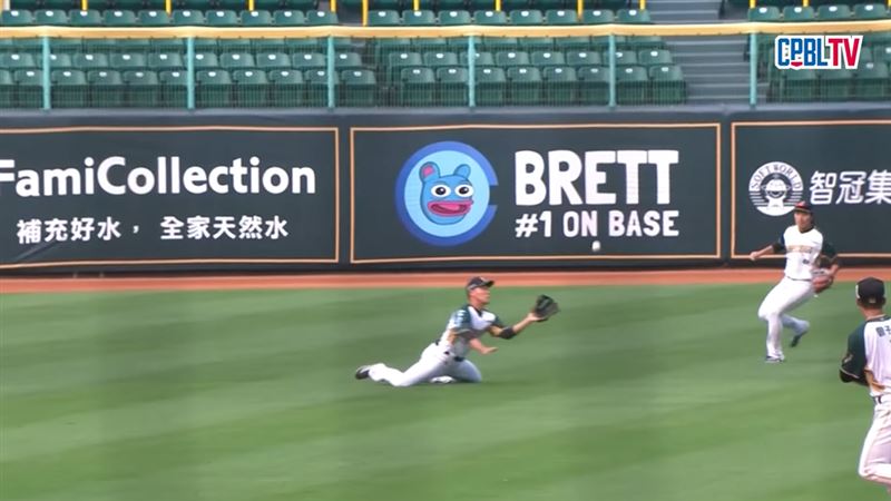 大王起飛！王柏融大秀超人飛撲替台鋼解圍
