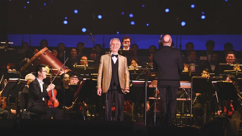 大巨蛋變燈海　波伽利天籟美聲唱哭觀眾