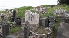 清明節有大陸女子上網找「代客掃墓」立刻匯款，到了約好的祭拜日才發現被對方拉入黑名單，支付的500元（約新台幣3215元）拿不回來。（示意圖／黃威彬攝）