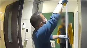 上海一對夫妻，為了大門與鄰居發生爭執長年不合。（圖／翻攝自看看新聞）