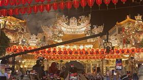 台中大甲媽祖起駕 發生口角推擠糾紛台中大甲鎮瀾宮媽祖4日晚間起駕，鑾轎剛走到大甲區光明路與順天路口，彌勒團成員為替鑾轎開路，而與身穿白衣的團體發生推擠糾紛。中央社記者趙麗妍攝 114年4月5日