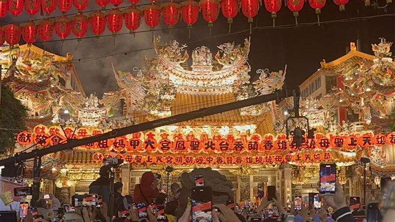 大甲媽剛起駕就開打！男用安全帽打後腦勺