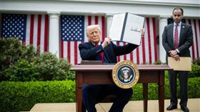 美國總統川普宣布將對各國開徵對等關稅。（圖／翻攝自THE White House粉專）
