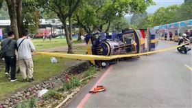 宜蘭綠色博覽會遊園小火車翻覆，壓倒夫妻。（圖／翻攝畫面）