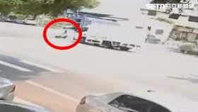 死亡,車禍,闖紅燈,小貨車,撞死,女騎士,台中（圖／翻攝畫面）