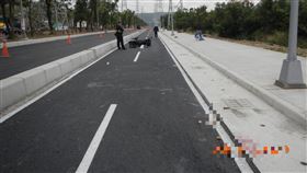 高雄市,小港區,騎士,脊椎,機車道,工程,水溝蓋,自摔,死亡▲圖片描述。（圖／翻攝畫面）