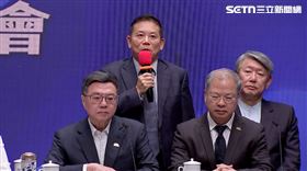 ▲經濟部長郭智輝（右1）4日在行政院記者會上不發一語。（圖／翻攝畫面）