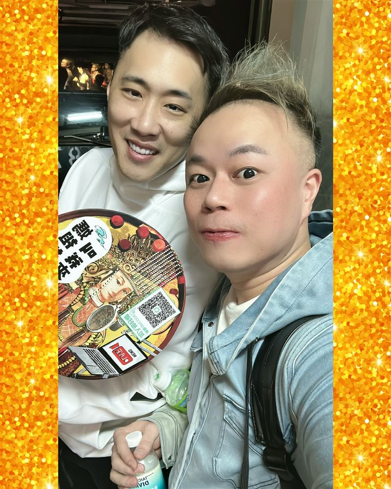 余祥銓跟經紀人閃亮亮（右）在大甲鎮瀾宮。（圖／翻攝自臉書）