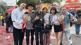 余祥銓（左1)受邀主持媽祖遶境活動，（右1）為經紀人閃亮亮。（圖／鴻凱娛樂提供）