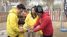 吳東諺(左1)的兒子斗宅嚇哭，憲哥（右）驚慌失措。（圖／《綜藝玩很大》提供）