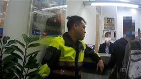 經警方再三勸說，男子才坦承領錢目的。（圖／警方提供）