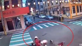 基隆騎士未禮讓直接撞倒阿嬤，驚悚畫面曝光。（圖／翻攝畫面）