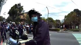 張男被抓包後，緊張到開始支吾，最後吃下4張罰單。（圖／警方提供）