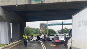 轎車因不明原因突失控翻覆。（圖／翻攝畫面）