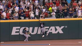 ▲歐蘇納（Marcell Ozuna）中、左外野飛球經過重播輔助後改判全壘打。（圖／翻攝自MLB官網）