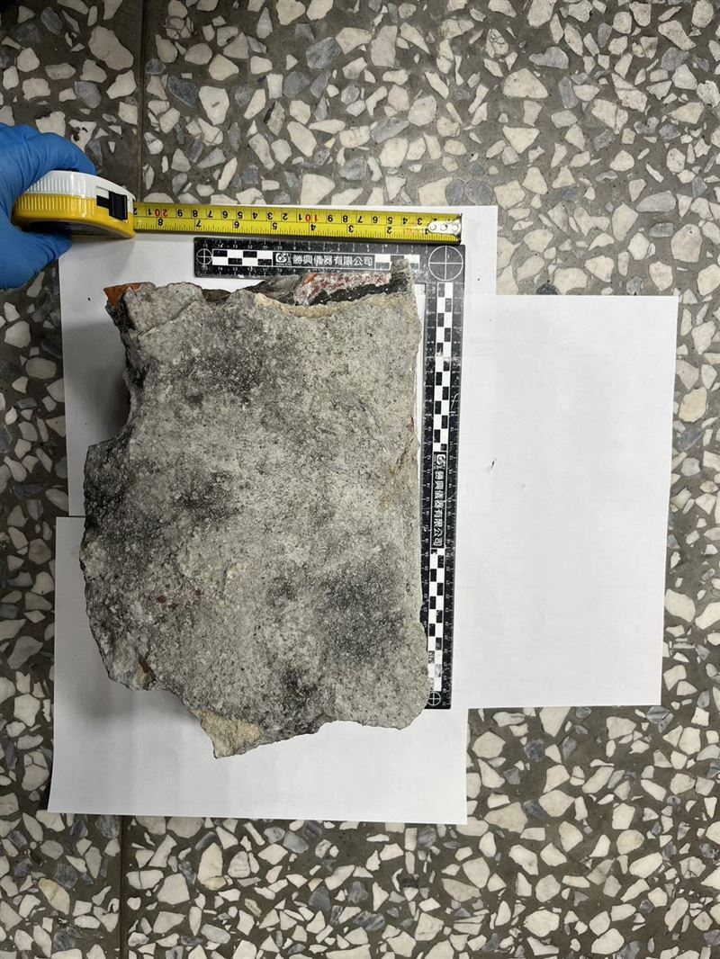 馬男持長約30公分、寬約9公分的巨石，朝母親頭部猛砸。（圖／翻攝畫面）