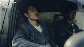 越南影帝連炳發鬍子也要連戲，拍攝《化外之醫》每天量長度。（圖／八大提供）
