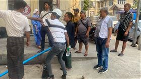 由於當地運河水質不佳，無國界醫生工作人員與曼德勒綜合醫院管理人員商討尋找替代水源。（圖／無國界醫生提供）