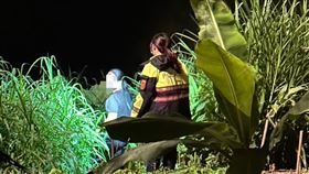 長髮男獨自摔下橋下，所幸被員警及時發現。（圖／翻攝畫面）