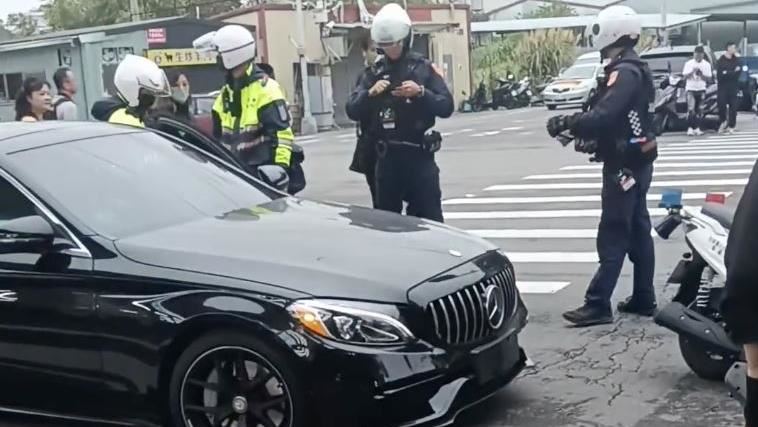 台中賓士男掛假車牌趴趴走！一查竟是累犯