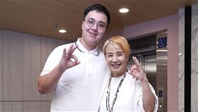 李明依（右）跟兒子合照。（圖／記者趙于瑩攝影）