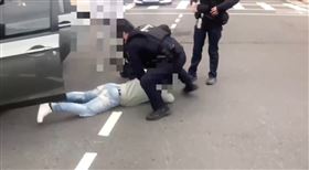 周男砍傷留學生遭逮，警方查扣作案用開山刀。（圖／翻攝畫面）