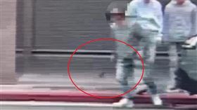 周男持開山刀砍傷韓國學生。（圖／翻攝畫面）