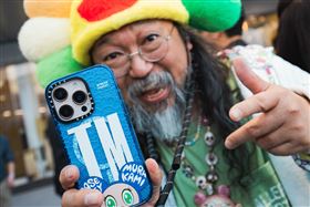 村上隆日前出席國際潮流盛事ComplexCon，首度公開村上隆 x CASETiFY：MR. DOB聯名系列產品。（圖／品牌業者提供）