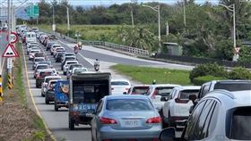 ▲台東 觀光景點大塞車 員警 交警協助指揮交通 紅綠燈管制（圖／記者王浩原攝影）