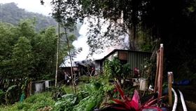 台北信義區象山附近、位於松山路一處鐵皮屋發生火警。（圖／翻攝畫面）