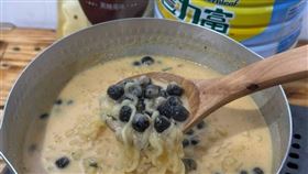 一名網友近日分享，一時興起使用奶粉、珍珠一起煮泡麵，發現湯好喝，如同豚骨湯頭，更直呼「奶香混著鹹味超唰嘴」。（圖擷自「Costco好市多 商品經驗老實說」臉書社團）