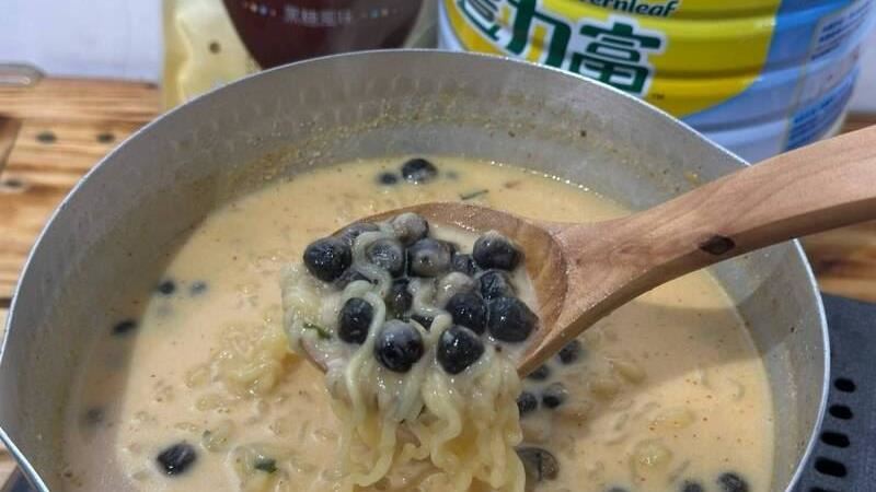 實測珍奶+泡麵！他加2匙奶粉秒變豚骨拉麵