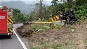 嘉義縣消防局番路分隊的消防器材車翻車現場。（圖／翻攝畫面）