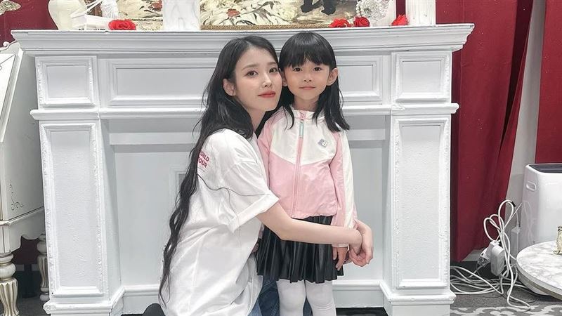 IU片場「暖心舉動」曝光　童星媽發文淚謝