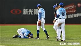 ▲中職36年，富邦悍將迎擊手葉子霆接飛球和隊友相撞。（圖／記者劉彥池攝影）