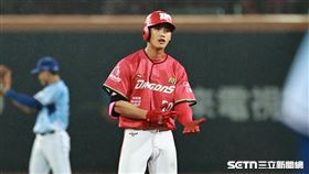 ▲中職36年，味全龍右外野手曾聖安敲出職棒生涯首安。（圖／記者劉彥池攝影）