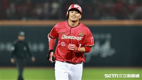 ▲中職36年，味全龍一壘手朱育賢用全壘打打成生涯1000支安打里程碑。（圖／記者劉彥池攝影）