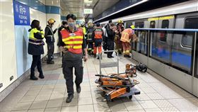 消防隊到場搶救落軌的乘客。（圖／民眾提供） 