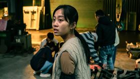 楊富江飾演的「青春」在鐵工廠打工，卻遭遇同事工安意外。（圖／公視提供）