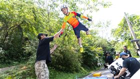 姜仁參加小鐵人的賽事，比賽時騎車摔斷鎖骨的戲，高危險動作由特技演員演出。（圖／大愛提供）