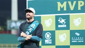 ▲台鋼雄鷹洋投艾速特好投獲選MVP，但他自認爛舞者還說跳舞比投球還緊張。（圖／台鋼雄鷹提供） 