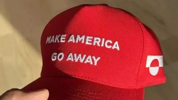 川普仇恨值升？民眾用「美國走開帽」抗議