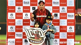 ▲中職36年，味全龍一壘手朱育賢用全壘打達成千安，賽後和小孩合影。（圖／記者劉彥池攝影）