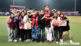 ▲中職36年，味全龍一壘手朱育賢用全壘打達成千安，賽後和撿到全壘打球的球迷合影。（圖／記者劉彥池攝影）