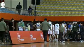 ▲SBL台啤柏力力之戰爆發爭議，台啤不滿判決退場，最終裁判宣布將比賽沒收。（圖／翻攝自BE HEROES YT頻道）