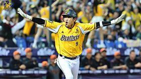 ▲王威晨生涯千安也是再見安。（圖／中信兄弟提供） 