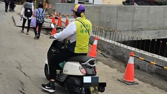 遭爆料騎機車未戴安全帽！彰化市長秒道歉