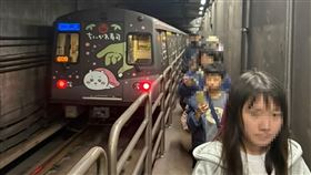 乘客走捷運軌道疏散。（圖／記者爆料網）