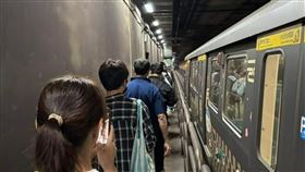 乘客走捷運軌道疏散。（圖／記者爆料網）