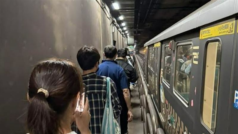 北捷府中站女落軌　列車停乘客走軌道疏散